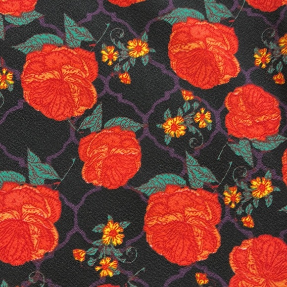 💕Like New Red Roses Lularoe Cassie Pencil Skirt💕 - Picture 3 of 6